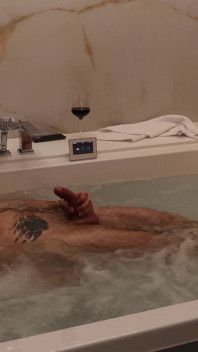 Hairy Muscle Stud: Luxury Jacuzzi Strip & Raw Jerk off - 4K Bodybuilder Solo