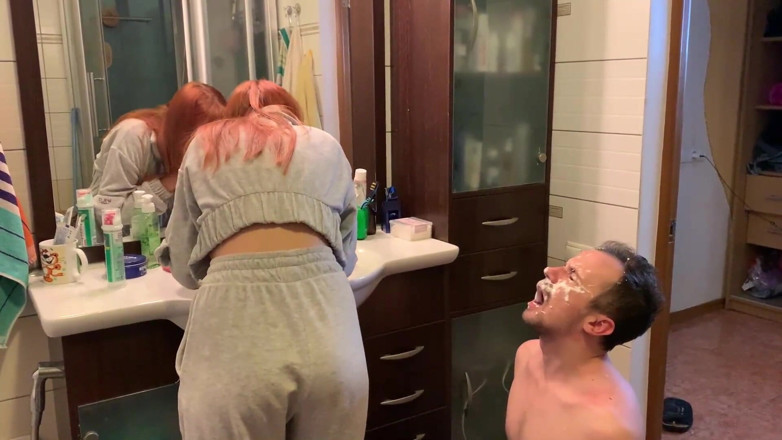 Petite Princesses Femdom: Kızıl saçlı kız dişlerini fırçalıyor ve kölenin ağzına tükürüyor - amatör...