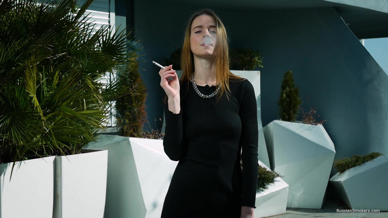 Russian Smokers: Awek Muda Rusia merokok di tepi Laut