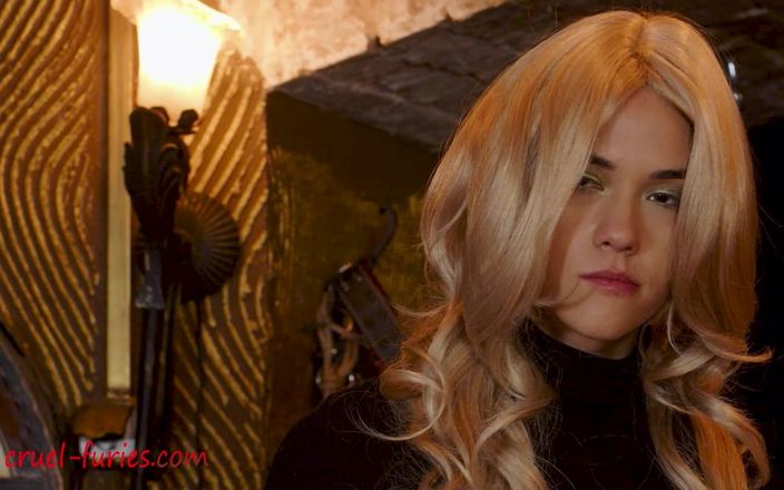 Cruel Furies Femdom: Замішуючи його дупу ударами