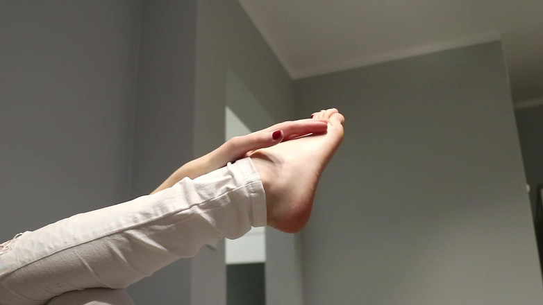 Anna Booty: Hraní nohou při sledování televize