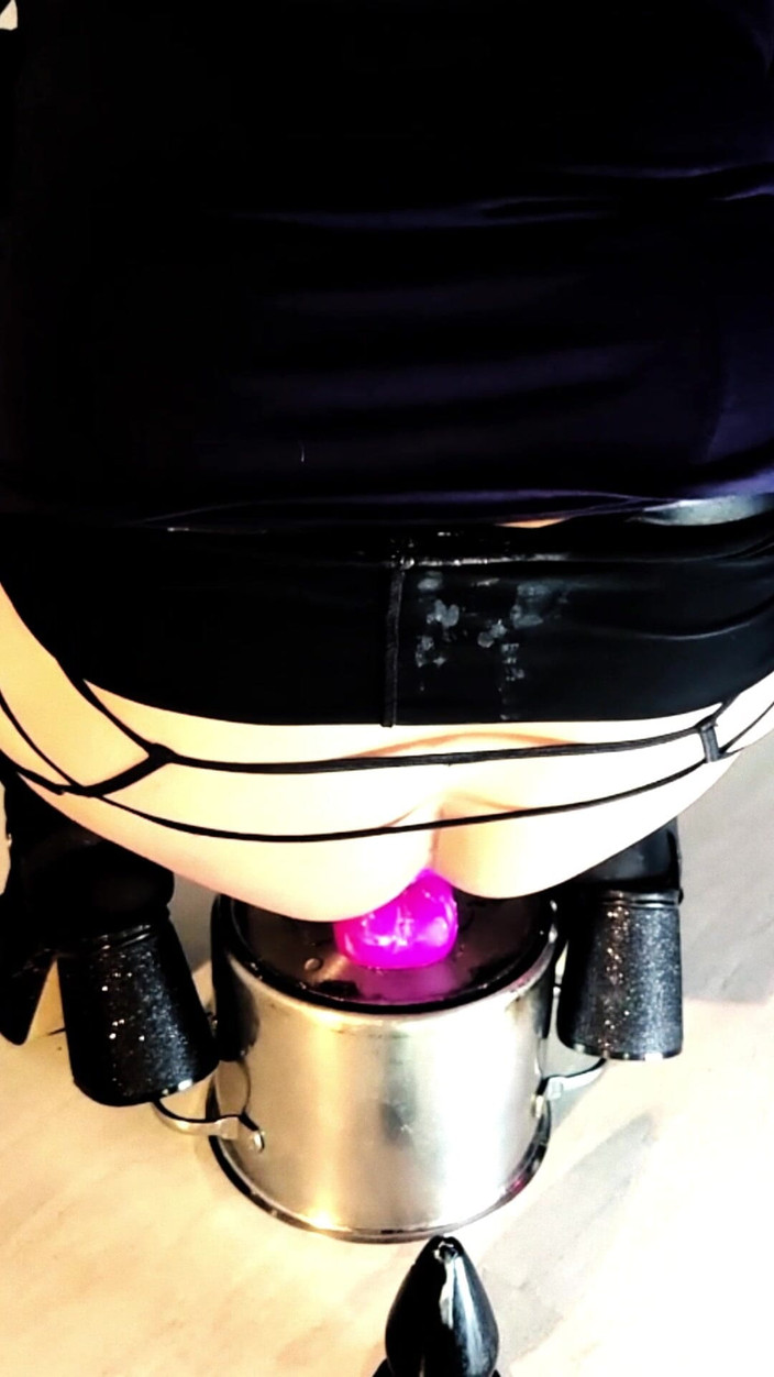 kandiKane: Гаряча транссексуалка Канді отримує в її дупу товстий фіолетовий ділдо