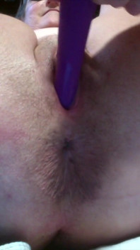 Une MILF sexy joue avec son nouveau jouet avec un gode