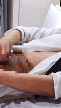 Il papà asiatico muscoloso e tarchiato si accarezza con un vestitino dal vivo su stripchat