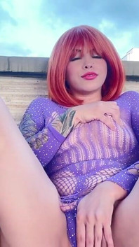 Anitta quer que todos a vejam no terraço enquanto ela o engana