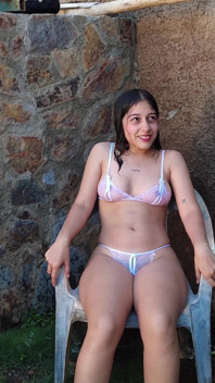 Jasmine nosí průhledné oblečení a zvlhne