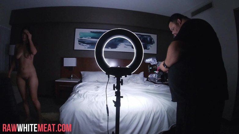 Raw White Meat: Moslima Hijab babe hunkert naar grote blanke pikken bts