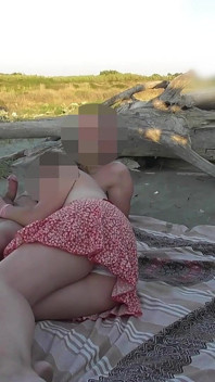Français prof, pipe amateur sur une plage naturiste à un inconnu avec éjaculation, partie 2 - misscreamy
