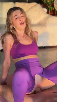 Mi Instructor De Yoga Me Rascó Las Polainas Y Me Folló Durante Nuestra Clase