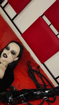Satanic Witch melakukan ritual ajaib hitam untuk memperkenalkan awak kepada kegelapan, menyebut syaitan untuk meletakkan semangatnya ke dalam badan awak