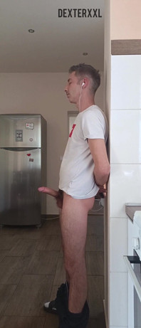 Thomas, un tip slab și sexy este supt cu muie lentă și linge spermă de la Dexter