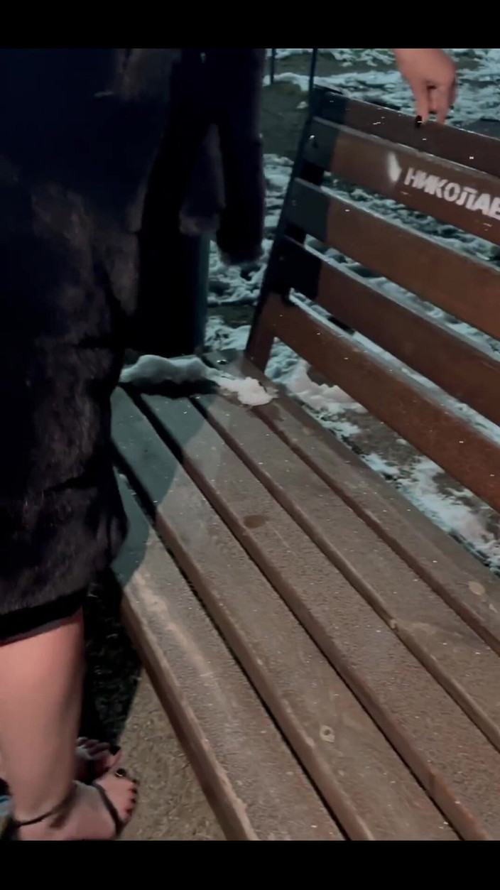 webskinny: Miluji tě škádlení svými prsty v těchto otevřených botách venku na...