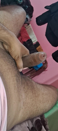 O garoto desi universitário, na cama, está se masturbando, o pau é muito forte e grosso.