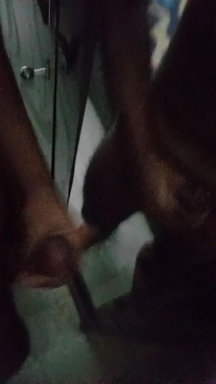 Raaz26d: Desi musculoso garoto oleou seu pau e se masturba em...