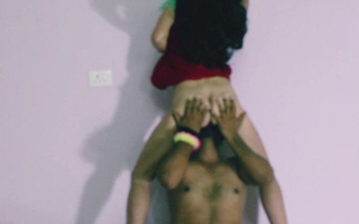 Bolly Karma: Nena caliente se corre en la boca
