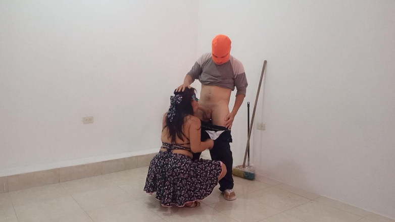 Martin13: La empleada habla con su amiga en una empresa de...