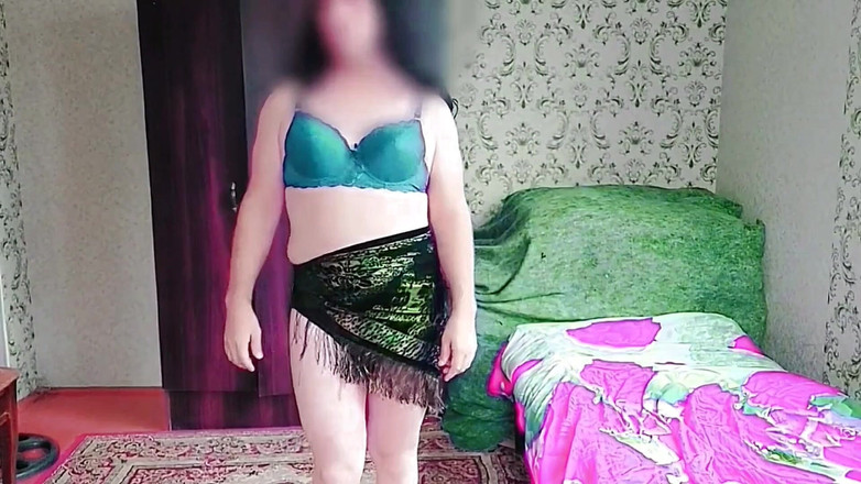 Kitty_Cross: Awek transeksual yang suka bermain menunjukkan tatu peha dalam skirt...