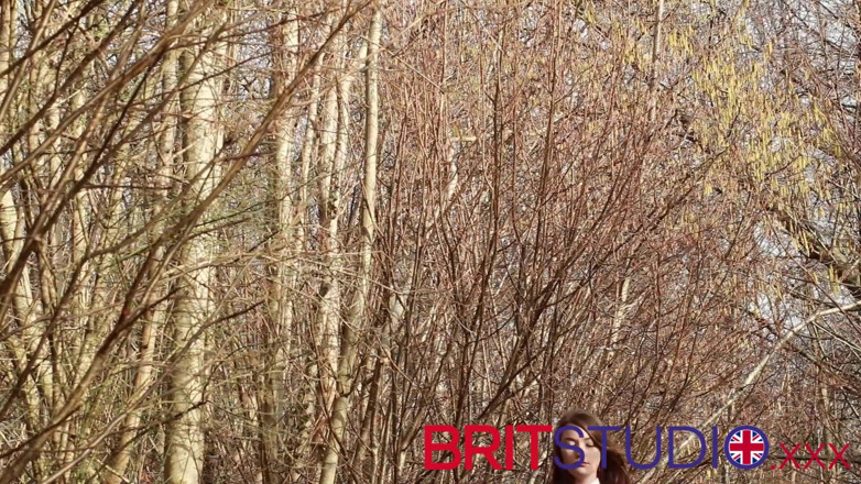 Brit Studio: Brytyjski 18-latek w mundurze sika w lesie