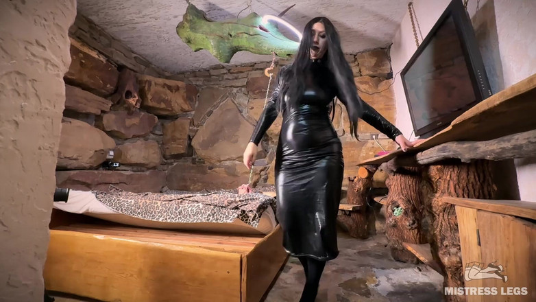 Mistress Legs: Weibliche dominanz-session mit Nylonfüßen und dickem arsch einer Hexe im...