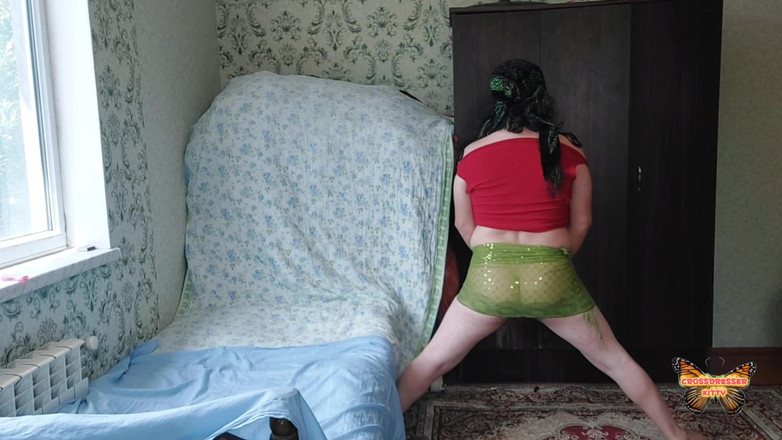 Kitty_Cross: Bonita ladyboy en vestido casero de rubia caliente en bailarina...
