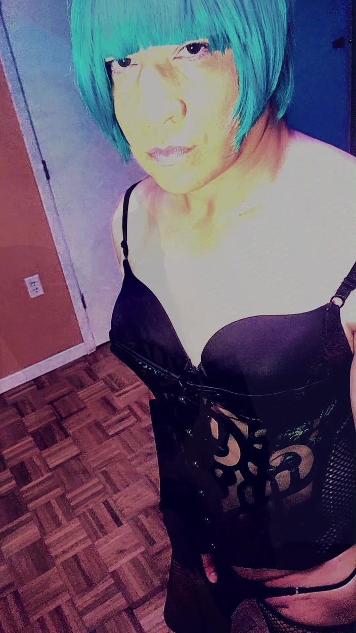 kandiKane: La sissy troia kandi sexy in corsetto si masturba video...