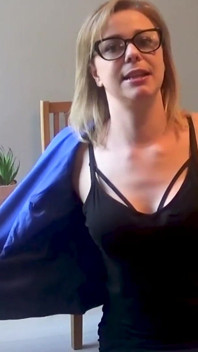La troia dell'ufficio seduce il suo capo per un rilancio - stuzzica il cazzo spudorato