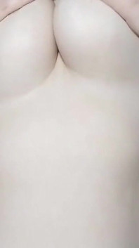 巨乳熟女は彼女のピンクの乳首と巨乳を自慰行為します - 巨乳ソロ - 素晴らしいソロオナニー