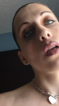 Chica trans sexy mostrando su piel suave y sus tetas alegres