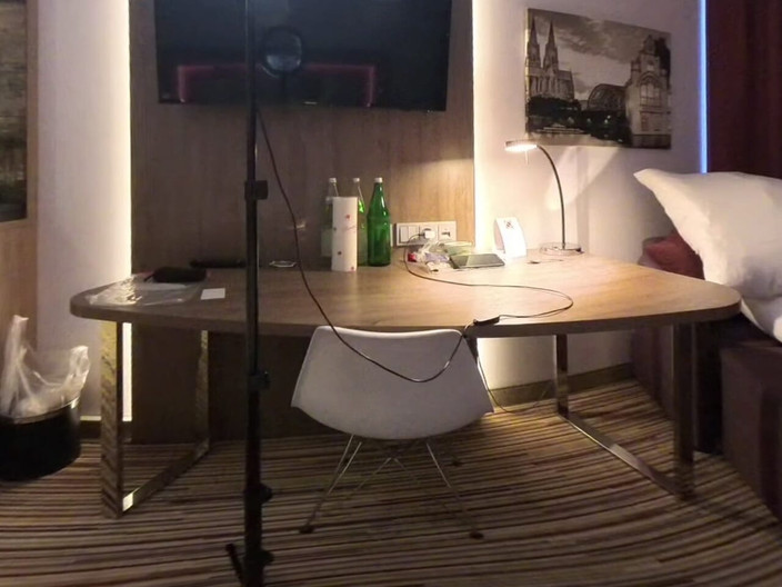 Sissy slut Chantal sweet VR: Mică drăguță sissy distrându-se în camera de hotel