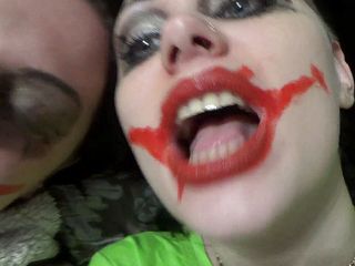Goddess Misha Goldy: Zwei verrückte clowns-mädchen schweben dich über ihre hungrigen münder, bevor sie...