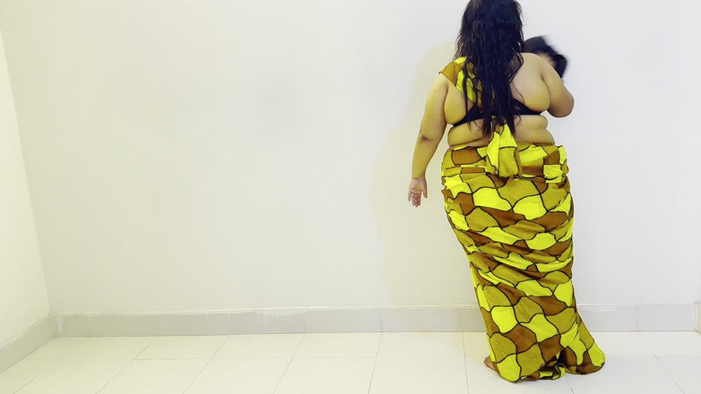 Aria Mia: Indiana bela empregada fica presa debaixo da cama enquanto limpa...