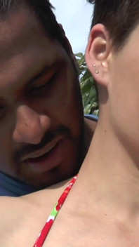 Seks bertiga dengan dubur di tepi kolam