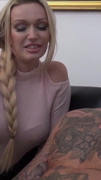 Büyük götlü sarışın Amber J sikiliyor ve Kane T'den püskürtülüyor