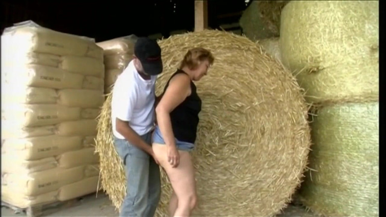 Ugly but HOT: Un fermier frappe une femme mature de la ville