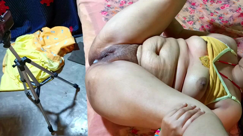 Housewife 69: Bhabhiはハードセックスに飢えていたので、彼女の夢をいっぱいにします