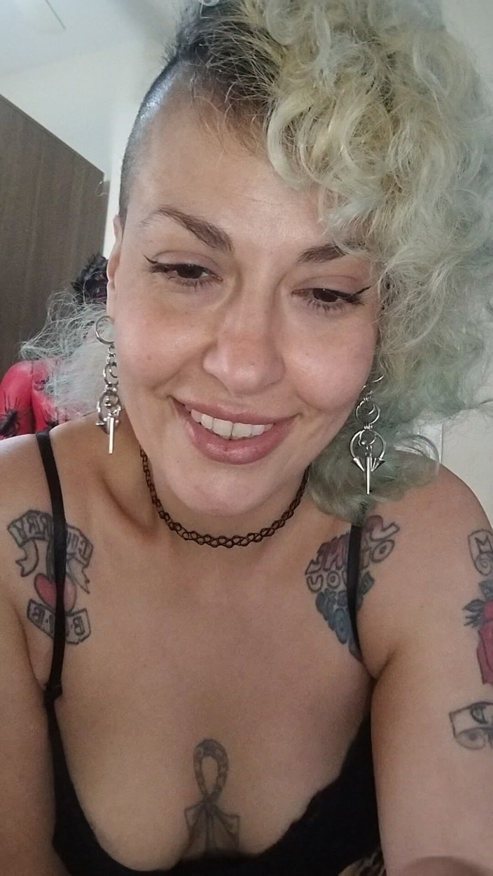 MariLou Moreira: Gel sallamamı ve gösteriş yapmamı izle bebeğim