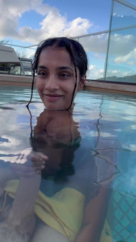Busty India Gibt Im Hotelpool Einen Fantastischen Blowjob Auf Das Glas Von Allen - Yasmina Khan