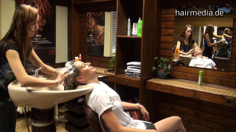 Hairsalon: Milf Nicole en salón lavando cabello