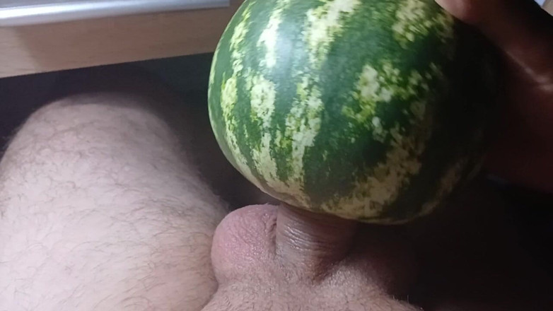 AlexCat: L'anguria è così dolce e succosa che al mio pene è piaciuto!