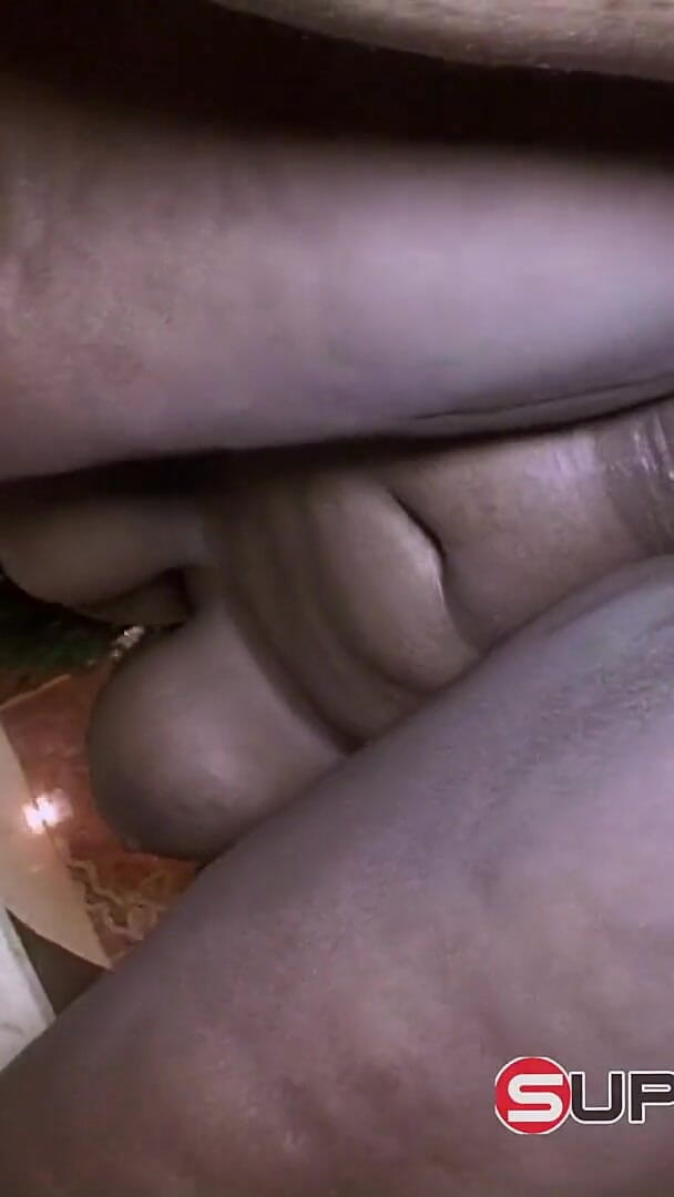 Super Hot Films: *Ném ngược* Con cu gỗ mun bú cu trong phòng...