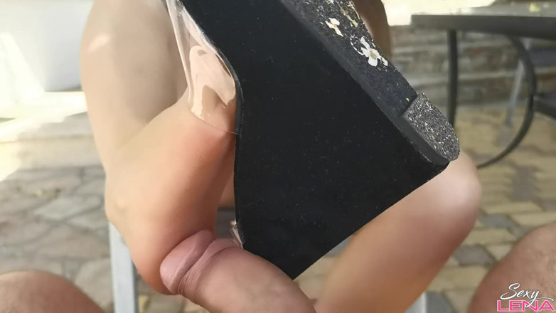 Goddess Lena: Pantimedias al aire libre, verano, trabajando con el pie