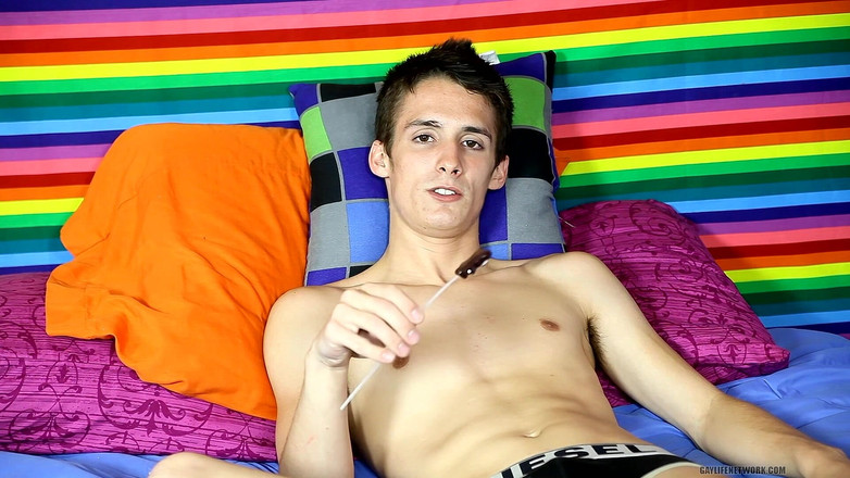 Lollipop Twinks: Entzückender twink leo page gibt tolles interview