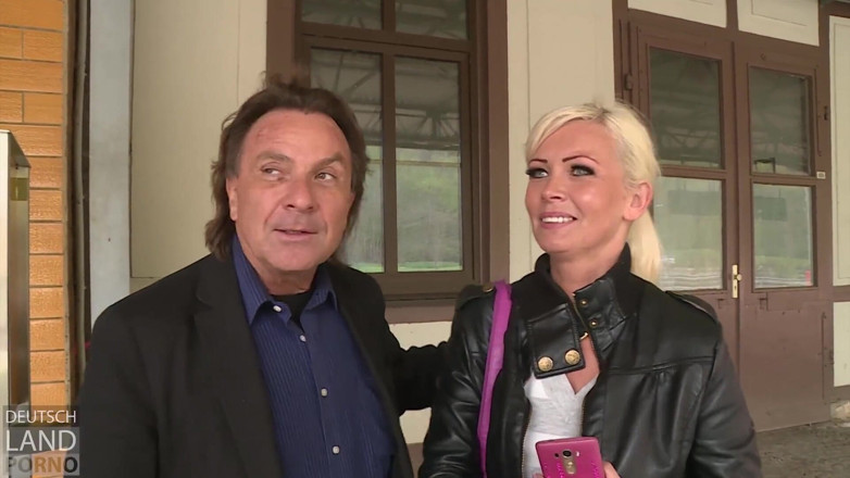 German Porn: Vivian Schmitt spędza czas z kutasem, ponieważ pociąg łączący jest opóźniony ...