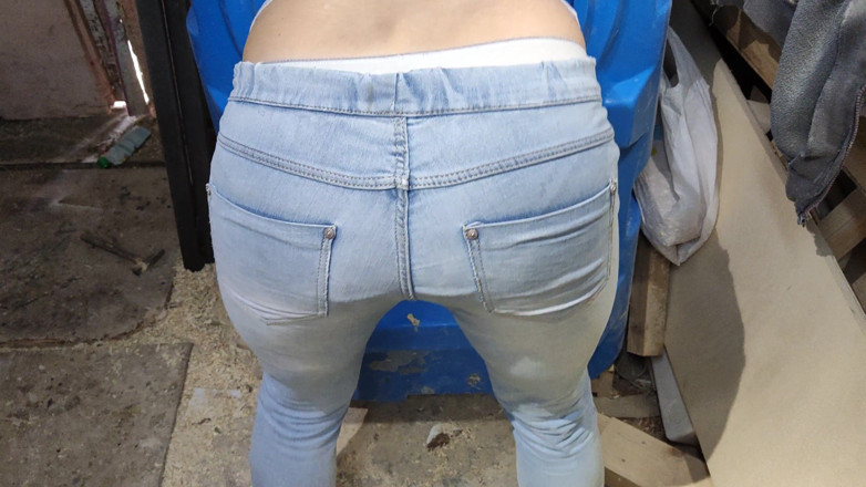 Risky Hairy Couple: Süßes mädchen in jeans steckte im Fass beim putzen drinnen...