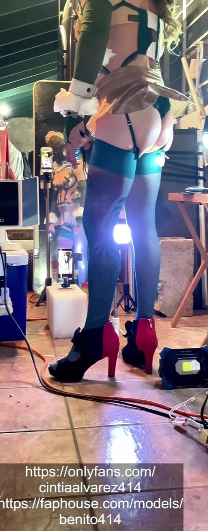 Benito414: La trans Cintia fourre son gode dans son cul étroit en...