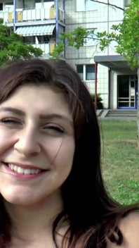 Krásná brunetka s velkými prsy nastříkaná na prsa