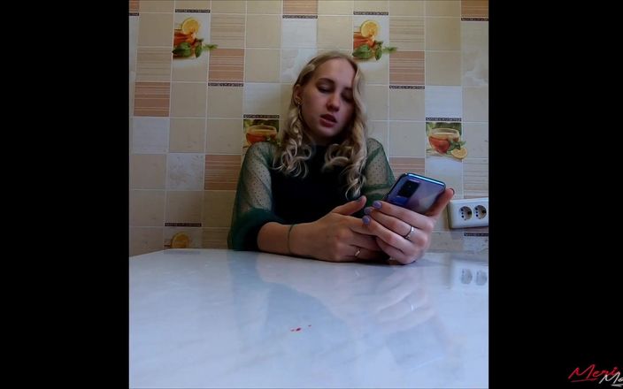 Meri-Mouse: Fata îl citește pe Harry Potter în timp ce stă pe vibrator