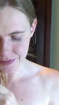 Versaute blondine nimmt einen 10-zoll-dildo tief in den hals