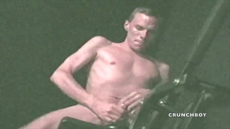 GAY VINTAGE PORN: Ce garçon est abbel à auto-sucer pour s'amuser