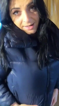 푹신한 재킷과 수영에서 멋진 오르가즘에 정액을 뿜어